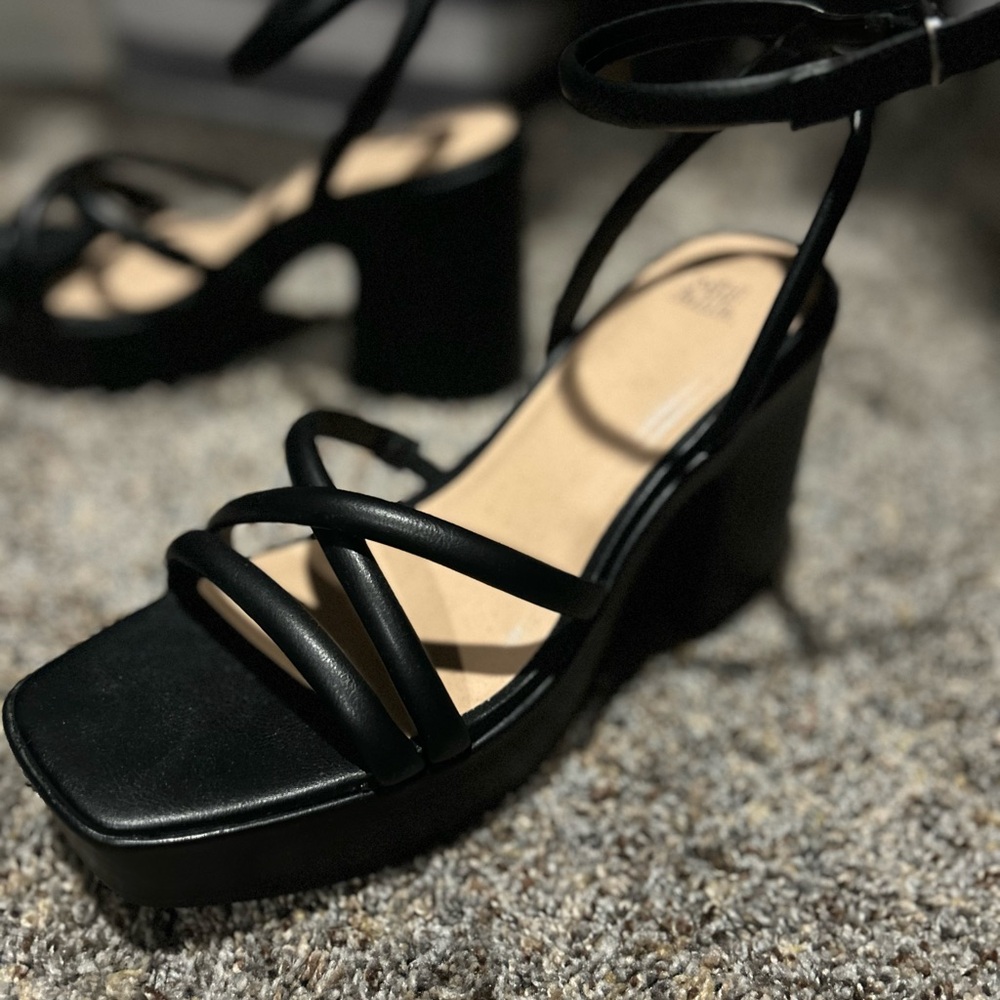 Elegant Black Strappy Women's Sandals- EXCELLENT condition